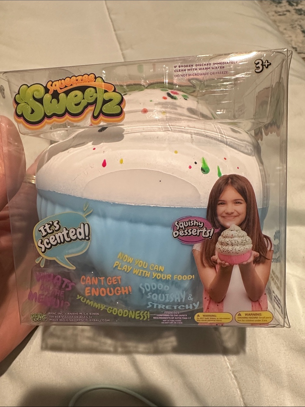 Squeeezee Sweetz Scented Squishy Dessert in Blue & White 🧁